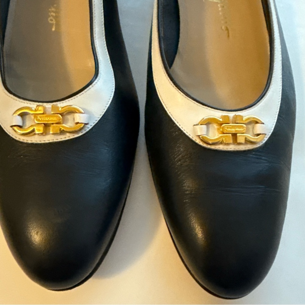 Ferragamo Gancini Horsebit Pumps Navy/White | 8.5 AAA | Kitten Heel - Picture 7 of 10